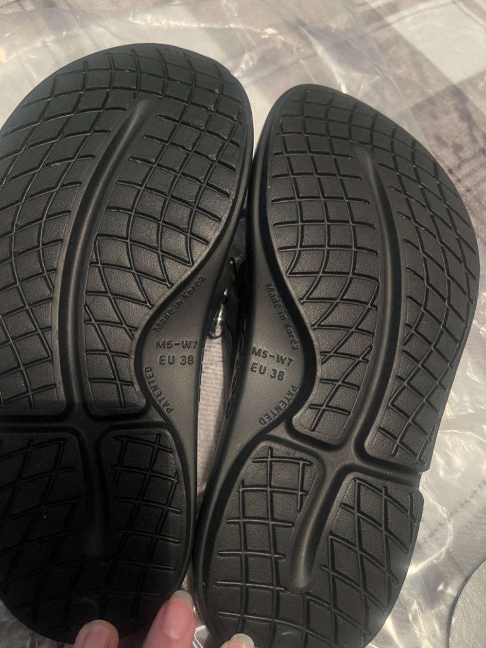 OOFOS Women’s Black Recovery Flip Sandals - Picture 5 of 7